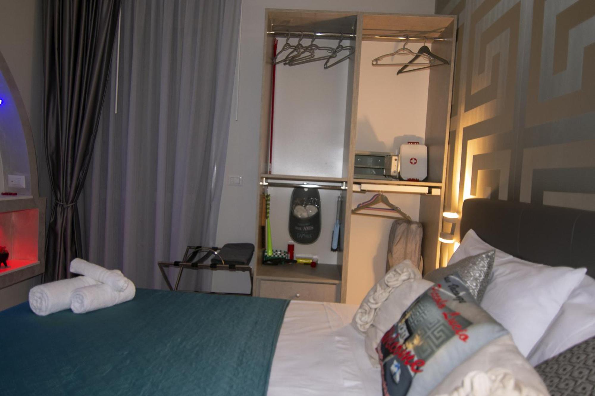B&B Piccolo Lucio Napoli Bagian luar foto